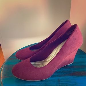 Merlot Faux Suede Closed Toe Wedges Size 11W